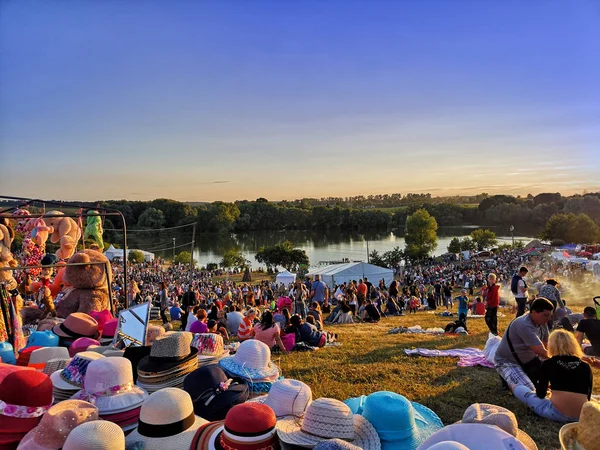 Ludzie idą na festiwalu, turyści są zakupy w mistrzów sztuki ludowej — Zdjęcie stockowe