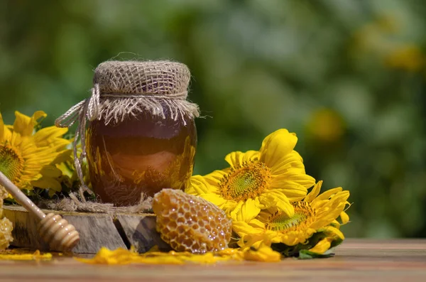 蜂蜜のディップから滴り落ちる 木製の背景に蜂蜜のさまざまな種類 健康的な有機蜂蜜 空のコピースペース — ストック写真