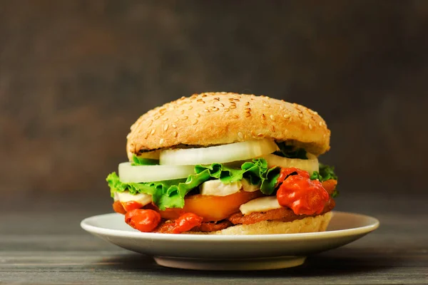 Rindfleisch Burger Mit Wurst Marinierten Zwiebeln Tomaten Salat Soße Und — Stockfoto