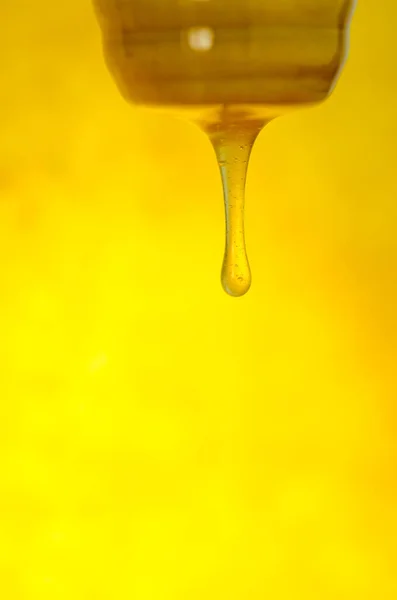 Honey Flowing Wooden Spoon Sweet Amber Flower Honey Flows Liquid — Stockfoto