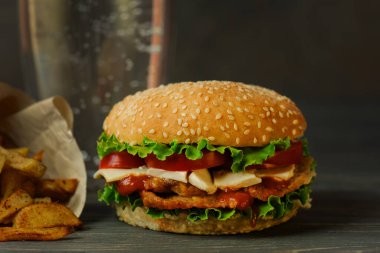 Lokantada leziz burger hazırlığı. Ahşap masa arkasında nefis bir burger..