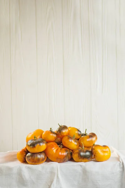 Pomodori Freschi Maturi Deliziosi Pomodori Freschi Biologici Succosi Marroni Gialli — Foto Stock