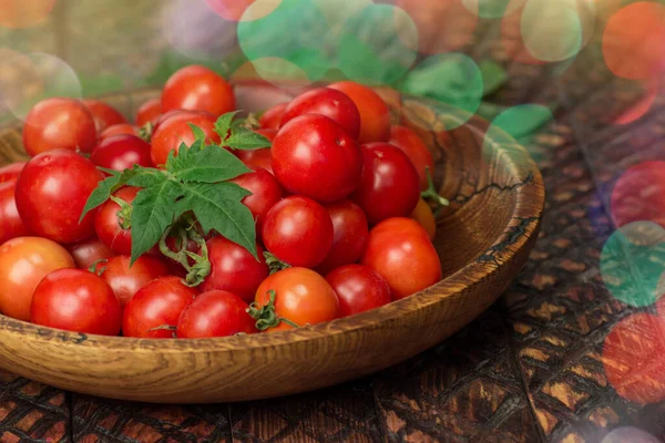 Tomates Frescos Tazón Tomates Cherry Tazón Sobre Mesa Rústica —  Fotos de Stock