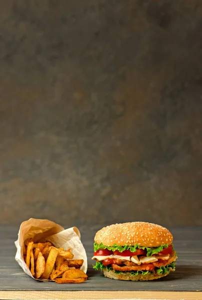 Pommes Frites Und Saftige Fleischburger Mit Rindfleisch Käse Tomaten Salat — Stockfoto