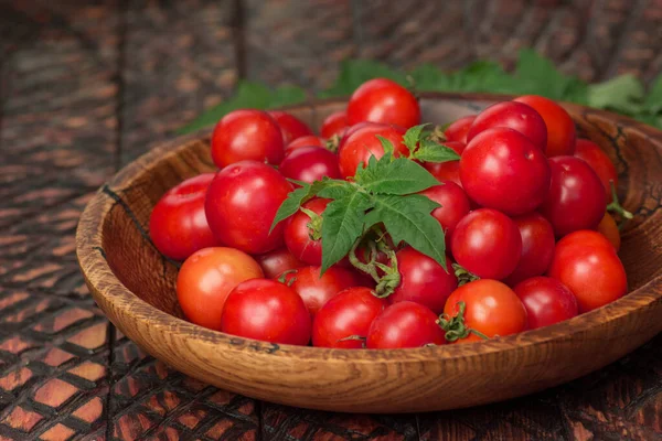 一碗新鲜的小西红柿 在深色木制背景的碗里放着樱桃西红柿 — 图库照片