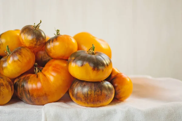 Frische Reife Köstliche Tomaten Haufen Frischer Brauner Und Gelber Tomaten — Stockfoto