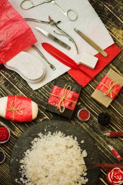 Manikür ve pedikür ekipmanları. Pedikür için hazır. Spa tırnak bakımı arka planı.