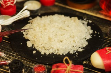 Çivi yapmak için deniz tuzu ve aletler. Tırnak cilası ve manikür aletleri.  