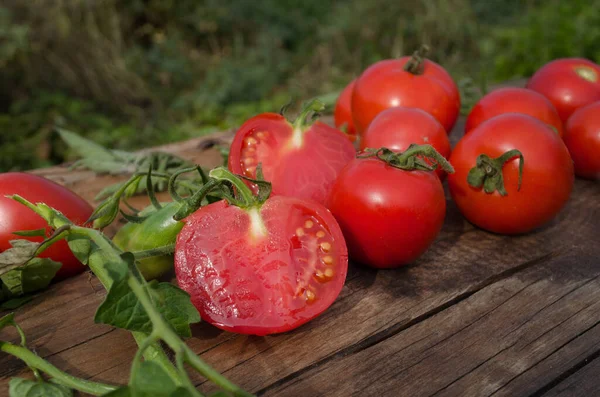 Tomates Fatiados Mesa Madeira Metade Tomates Fundo Madeira — Fotografia de Stock