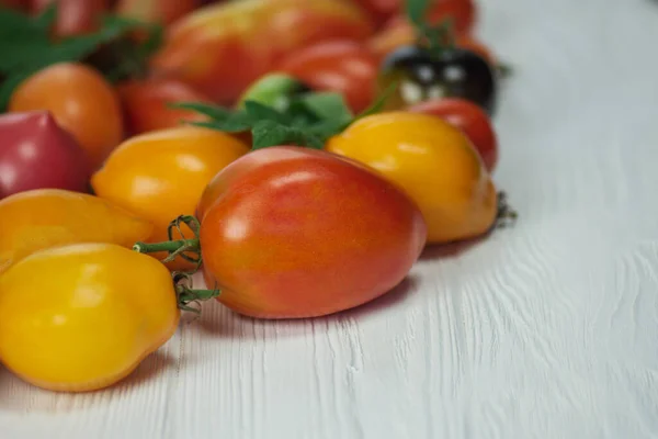 木制背景下的健康有机蔬菜 木制桌子上新鲜成熟的有机西红柿 — 图库照片