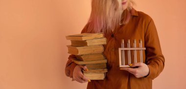 Araştıran ve öğrenen öğrenci bilim adamı. Üniversite kimya öğrenimi. Deneme tüpü tutan dişi öğrenci. Eğitim ve Bilim 