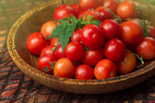 Tomates Frescos Tazón Tomates Cherry Bowl Sobre Fondo Madera Oscura —  Fotos de Stock