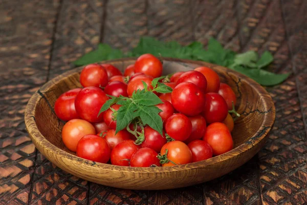 Kleine Verse Tomaten Een Kom Kerstomaten Schaal Rustieke Tafel — Stockfoto