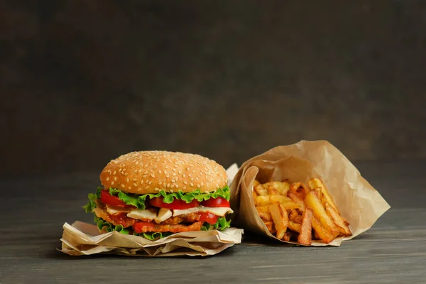 Papas Fritas Deliciosa Jugosa Hamburguesa Estilo Rústico —  Fotos de Stock