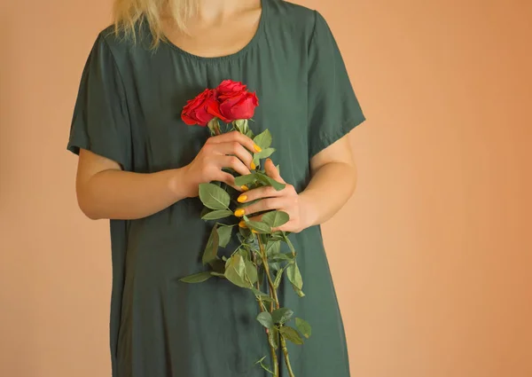 Happy Beautiful Young Woman Flowers Young Smiling Blonde Girl Enjoying — Stock Photo, Image