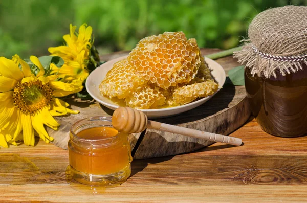 Honungsburk Och Bikaka Träbord Honungsburk Och Blommor Bordet Ukrainsk Lantlig — Stockfoto