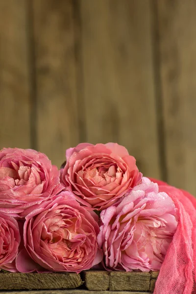 Flores Colores Una Mesa Hermosas Flores Mesa Madera Rosa Rosa —  Fotos de Stock