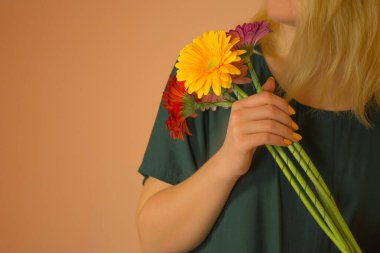 Bir buket papatyayla duran güzel ve çekici bir bayan. Papatya çiçeği kokan mutlu kadın. Papatyalı mutlu kız.