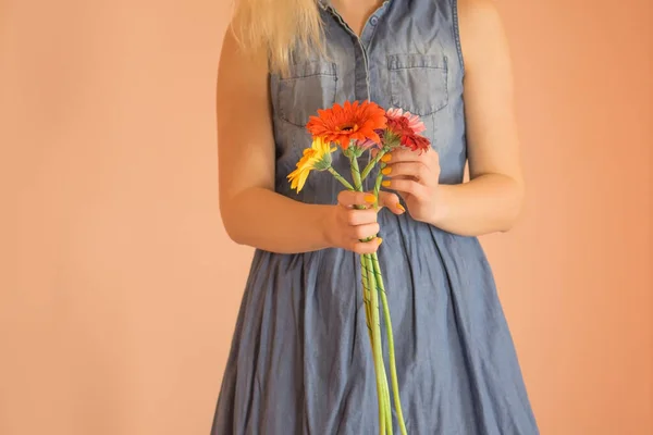 Young Charming Smile Girl Holding Big Bouquet Gerberas Light Beige — Stock Photo, Image