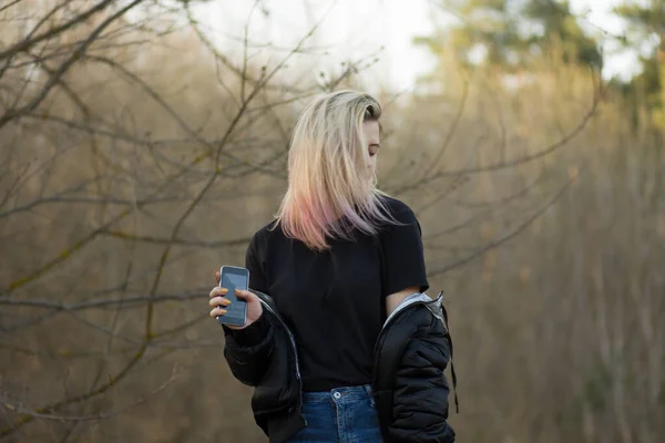 美丽的女人在秋天的景观 年轻的嬉皮士拿着手机 拿着手机的女人用手机的女孩 — 图库照片