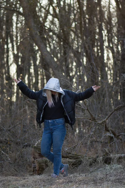 Vrijheid Genieten Van Het Natuurconcept Zorgeloze Vrouw Die Geniet Van — Stockfoto