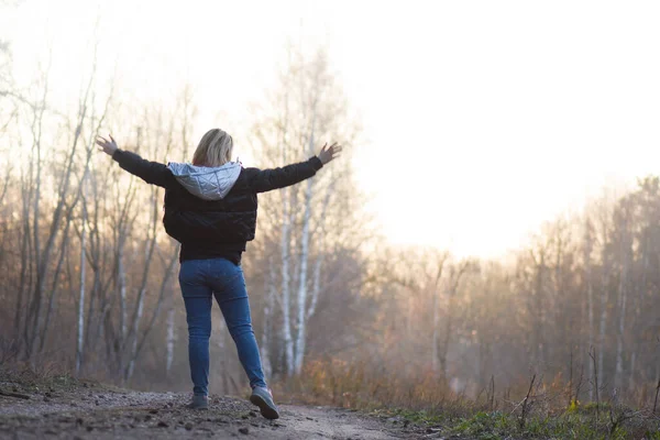 Vrijheid Genieten Van Het Natuurconcept Zorgeloze Vrouw Die Geniet Van — Stockfoto