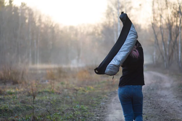 Mooie Vrouw Dansend Het Voorjaarslandschap Blond Danseres Kleurrijk Voorjaarspark — Stockfoto