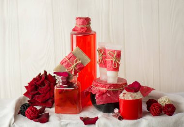 Hafif arka plana karşı vücut bakım ürünleri. Aromaterapi güzellik ve sağlık tedavi geçmişi.