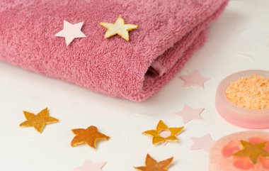 Havlulu spa kompozisyonu. Eko dostu kozmetik ürünleri banyoda. Spa ve sağlık arka planı