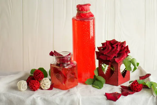 Geparfumeerd Rozenwater Spa Set Met Rozenblaadjes Olie Roze Roos Bloem — Stockfoto