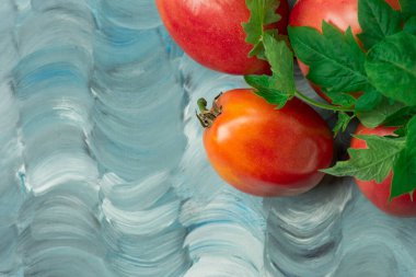 Domates çeşitlerinin adı Cüce Ateş Kuşu tatlısıdır. Taze olgun pembe et domatesi. Domatesler büyük kalp şeklinde 