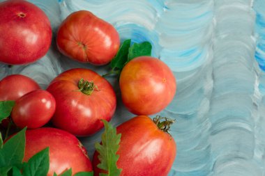 Domates çeşitlerinin adı Amethyst Jewel. Taze olgun pembe et domatesi. Domates öküzü kalbi.