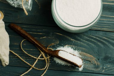 Bir kase hindistan cevizi unu. Camda rendelenmiş hindistan cevizi