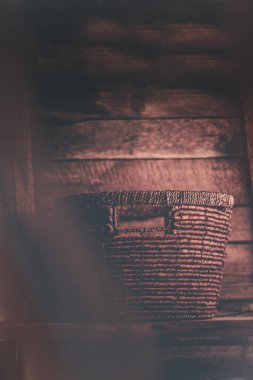 Boş hasır sepet. Sepet banyoda. Eski hasır sepet