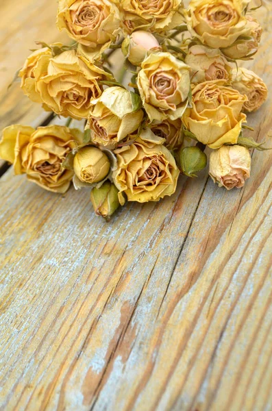 Rosas Secas Sobre Fondo Madera Viejo Ramo Seco Flores Rosas —  Fotos de Stock