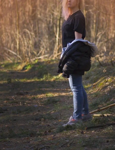 Een Vrouw Die Het Voorjaarsbos Loopt Wandelen Het Voorjaarspark Mooie — Stockfoto