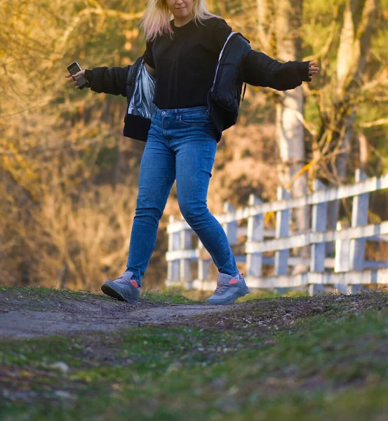 Mooie Vrouw Dansend Het Voorjaarslandschap Blond Danseres Kleurrijk Voorjaarspark — Stockfoto