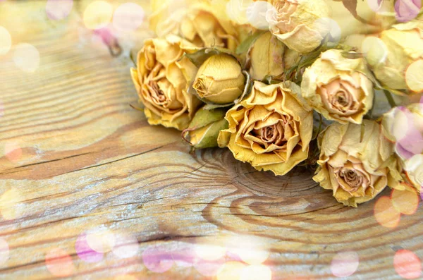 Rosas Secas Sobre Fondo Madera Viejo Concepto Flores Muertas Transiencia —  Fotos de Stock