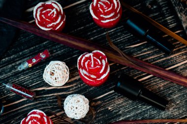 Çivi üretmek için aletler. Tırnak cilası ve manikür aletleri. Güzellik ürünleri güzellik salonunda tırnak bakım araçları