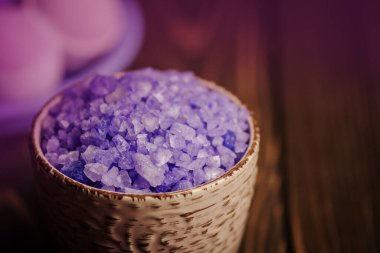 Lavanta aromalı deniz tuzu. Spa menekşe tuzu. Deniz tuzu kristalleri. Deniz tuzu ile kase