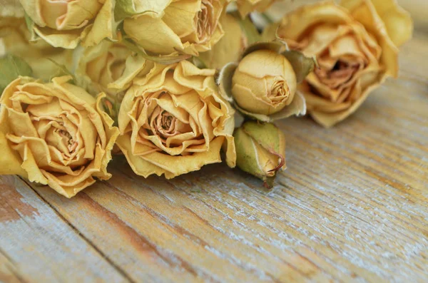 Rosas Secas Fundo Madeira Velho Flores Secas Rosas — Fotografia de Stock