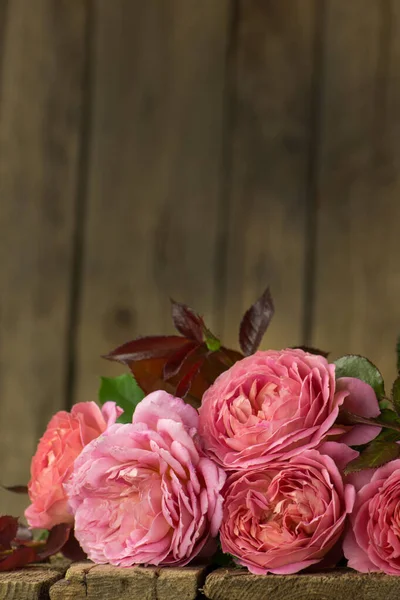 Magníficas Rosas Cor Rosa Mesa Madeira Flores Coloridas Uma Mesa — Fotografia de Stock