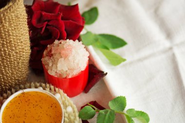 Cam kavanozda cilt temizleme için el yapımı gül suyu. Sağlık ve kaplıca ürünleri tehdit ediyor.