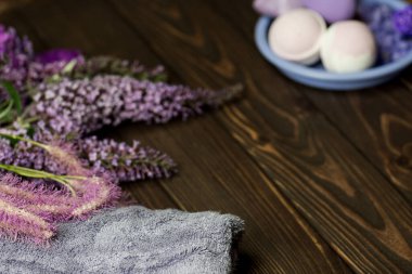 Güzel bir spa kompozisyonu. Banyo ya da arka planda spa seti. Doğal deniz tuzu ile düz bileşim