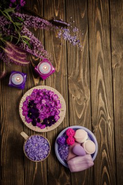 Vücut bakımı için ürünler. Spa aksesuarları üst görünümde. Spa menekşe ürünleri