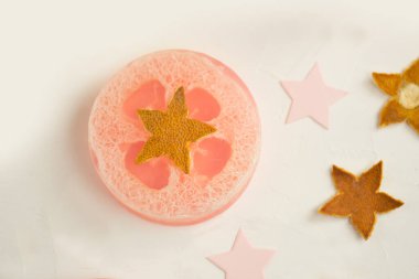 Organik sabun yapımı. Beyaz yüzeyde el yapımı sabun. El yapımı sabunlar. Vücut bakımı kavramı.