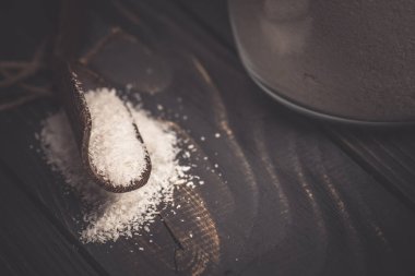 Taze hindistan cevizli fındık. Cam kase hindistan cevizi talaşı. Camda rendelenmiş hindistan cevizi