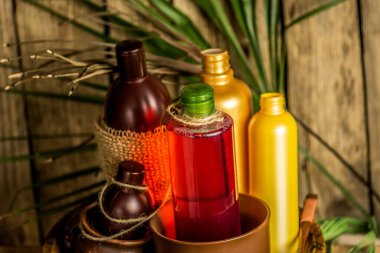 Kozmetik ürünleri ve aletler. Ahşap arka planda vücut bakım ürünleri seti