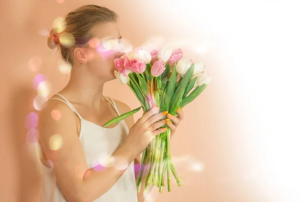 Cheerful Woman Bouquet Beige Background Smiling Girl Blond Hair Flowers — Stock Photo, Image