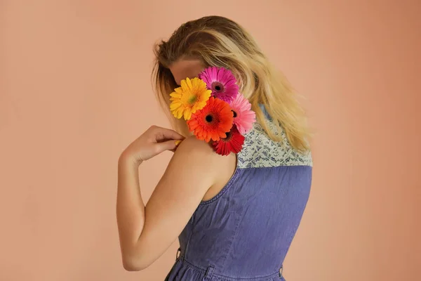 Cheerful Young Lady Wearing Denim Dress Flowers Chamomile Hands — Stock Photo, Image